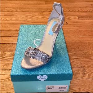 ✨ BRAND NEW, NEVER WORN FORMAL PUMPS ✨